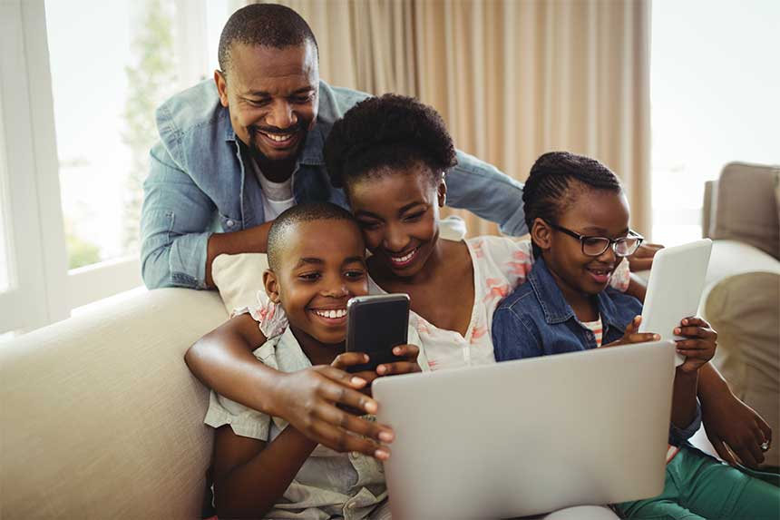 Parents et leur enfants regardent internet sur mobile et pc